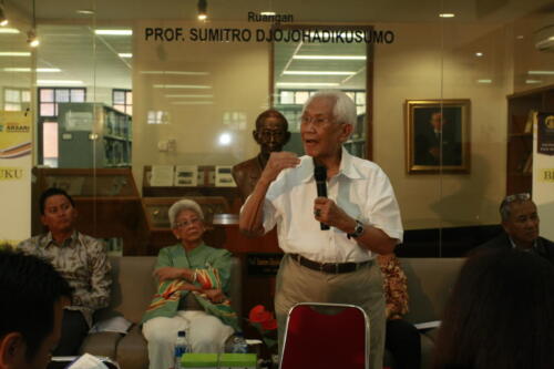 Bedah buku Prof. Sumitro